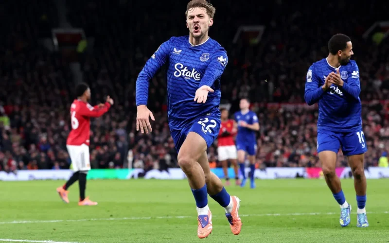 إيفرتون يهزم مانشستر يونايتد بـ10 لاعبين في أولد ترافورد